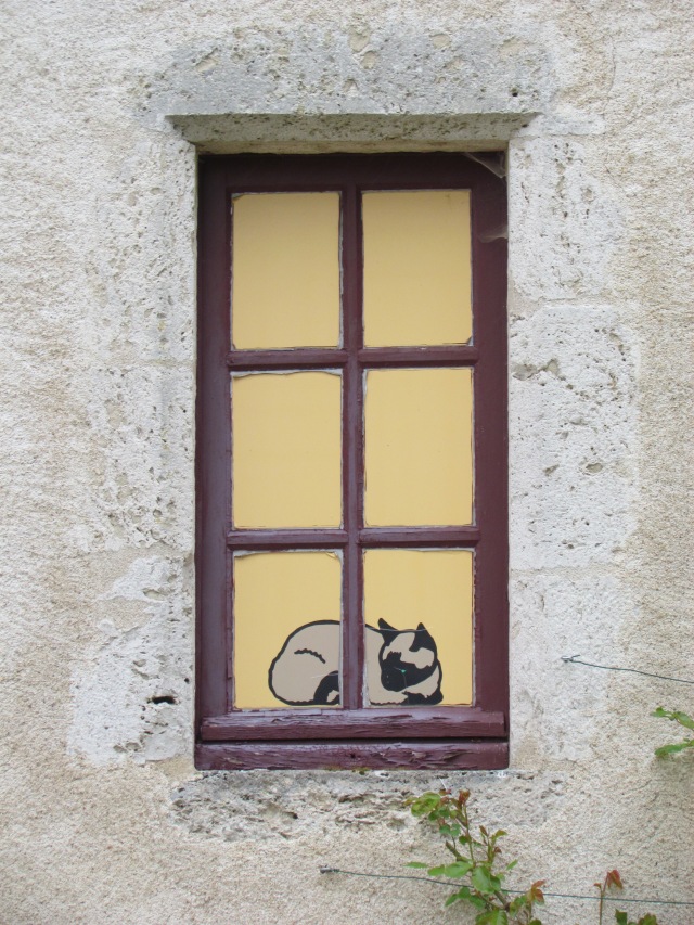 I know, I know, this isn't a live cat, but I was getting desperate. This art cat was in the window at the Villandry Chateau.