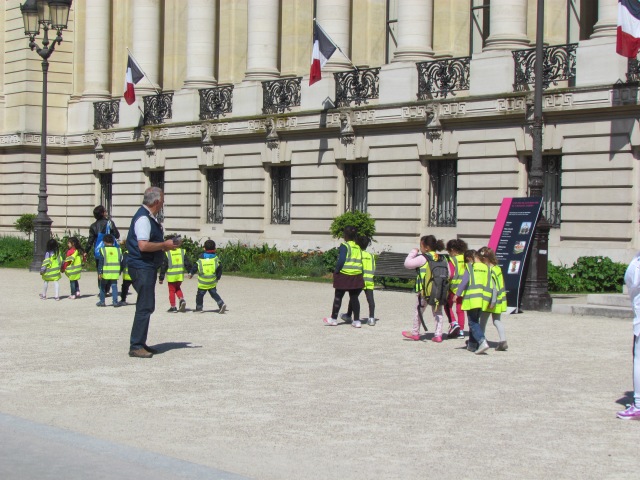 A kindergarten class leaving one of the museums.